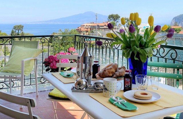 Amazing apt with breathtaking seaview&Vesuvius in Sorrento center near the beach