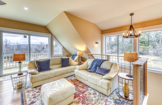 Amazing condo on apple orchard with deck, full kitchen, and great mountain views