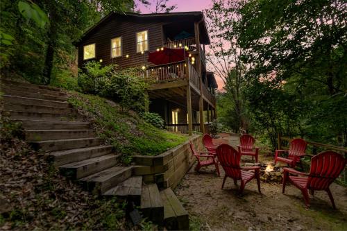 Amazing Creek View Cabin w/Hot Tub, Firepit & Pool Table