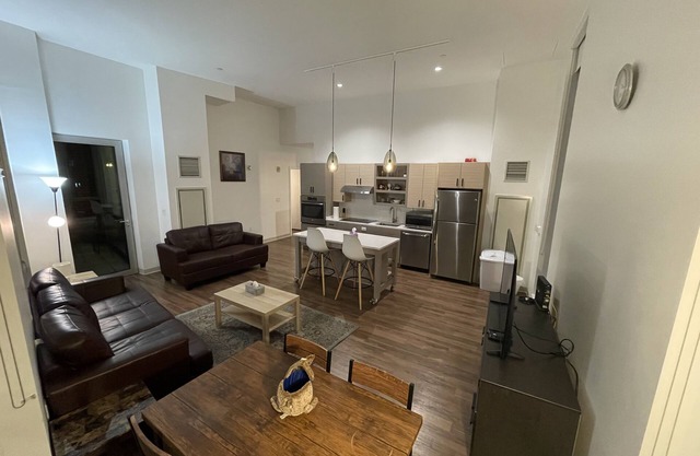 AMAZING High Ceiling 3 BED/2 BATH Water view