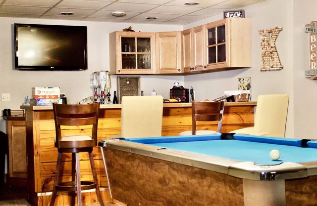 Amazing home for 10 with rec room: movie theatre, craps table, pool table & bar!