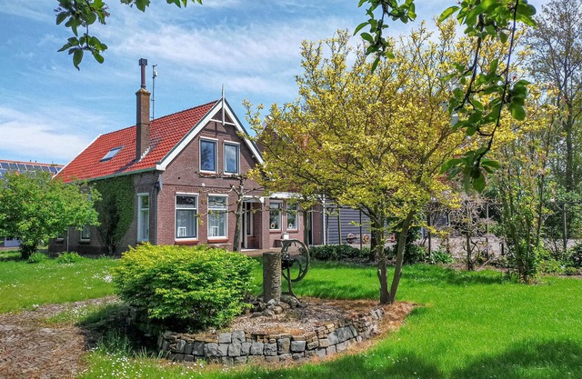 Amazing home in Scharendijke with WiFi