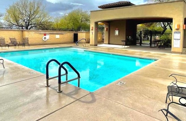 Amazing home with community pool. Walking distance to river walk