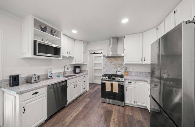 *Amazing Indoor Fire Place *Cozy Home Long Beach*