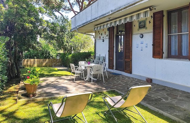 Amazing apartment in Castiglione delle Pesc with WiFi