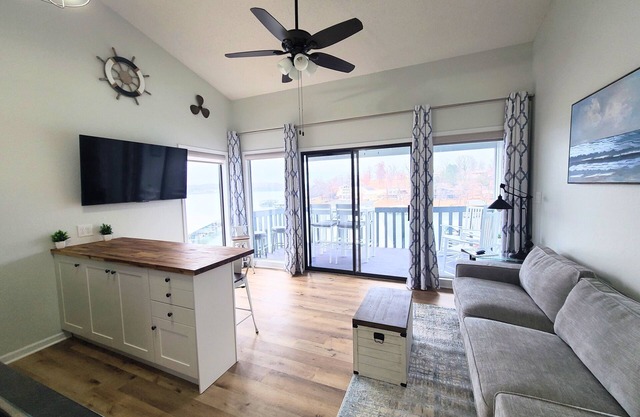 AMAZING LAKE VIEWS! Top Floor, remodeled w/Boat slip, Pool, Laundry