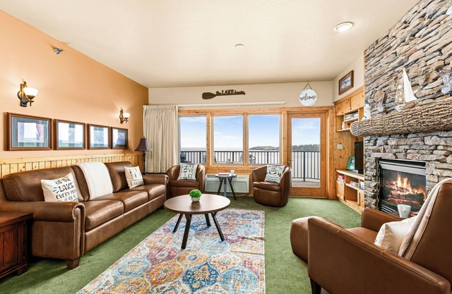 Amazing Lake Views | 1BR w/King Suite | Pools