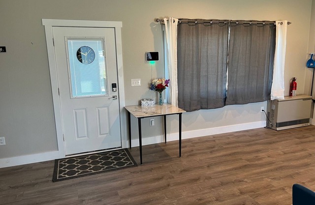 Amazing Little Condo, 10 minutes from the lake