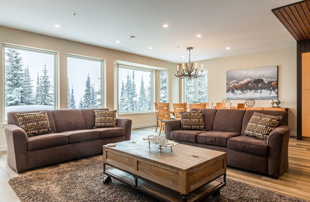 Amazing location right on skiway! 2 King Beds, Private Hot Tub, Laundry & Garage