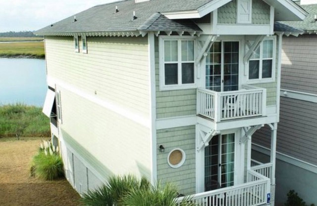 Amazing marsh water views, golf cart included