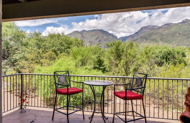 Amazing Mountain and Canyon Views! 3 Beds/2 Baths Condo.