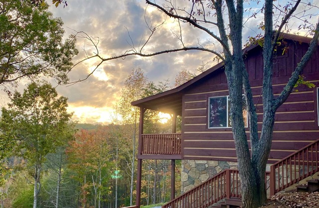 Amazing Mountain Views! Game Room, Hot Tub and Vineyard - Pet Friendly!