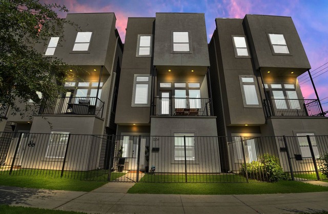 🌟Amazing Rooftop🌟Downtown Skyline Views🌃Sleeps 15🛏️