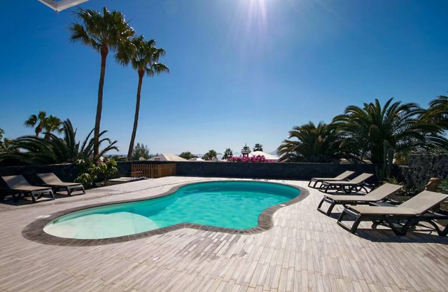 Amazing sea and mountain views, heated pool and jacuzzi, airconditionn