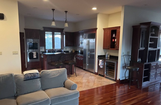 Amazing views - 2 King/ 3 Queen 6400 sq ft house 12 Minutes from town and lake