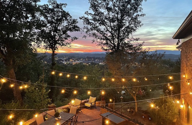 AMAZING VIEWS~ ENTERTAINMENT PATIO~ Groups & Kid Friendly~ BMS & R&R Welcome!