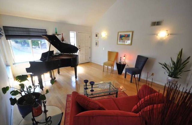 Amazing Views in Los Angeles' Glassell Park Mountains 3 bedroom private home n