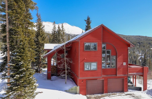 Amazing Views. Large Deck. 75" TV. Trampoline.