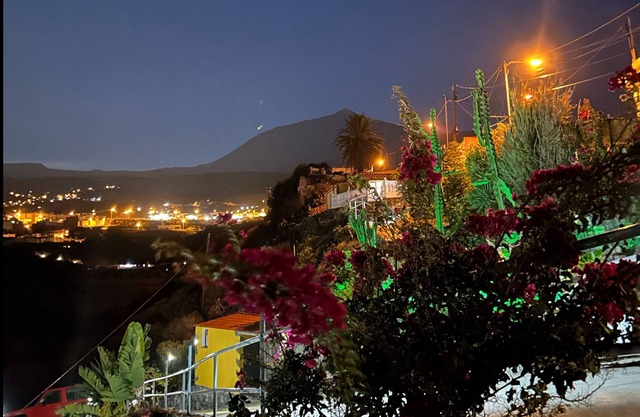 AMAZING VIEWS OF ATLANTIC & TEIDE WITH PRIVATE TERRACE , POOL & BBQ