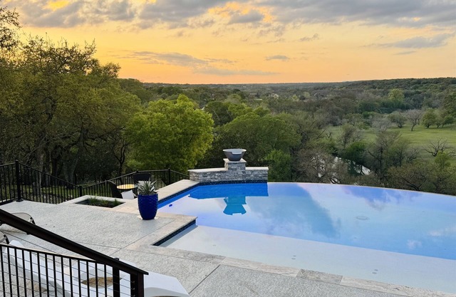 Amazing Views on over 4 acres-River access-infinity pool-Hot Tub