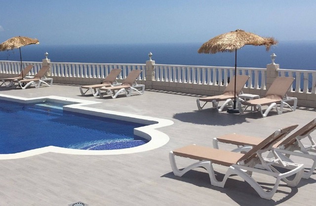 Amazing Views - Stunning Villa - Sleeps 12 - 20 Mins South Airport