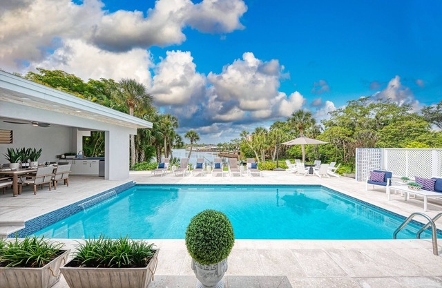 Amazing Waterfront Home with Private Dock & Large Pool w 4 Ensuites