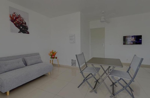 Ambre Appartement pouvant accueillir 2 personnes dans un domaine calme et verdoyant