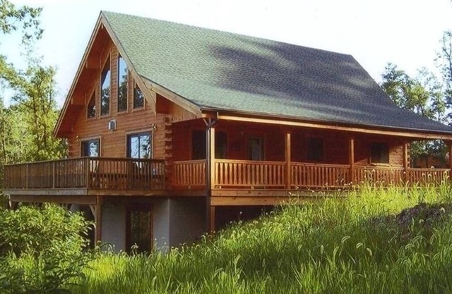 Amish-Built Log Home - 50-Mile View, Hot Tub, Fire-pit, 4 mi to gorge!