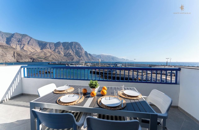 Amplio Alojamiento, Situado en Primera Línea de Playa y Vistas a los Acantilados