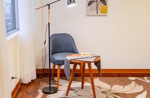 Amplio Departamento Funcional De 3 Habitaciones En Av Principal