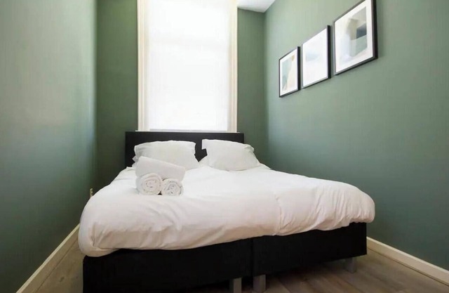 Amsterdam's Oud-West: Trendy Canal Apartments