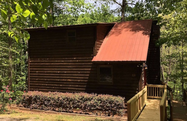 Amy's Creek 2 - Dog Friendly Cabin with Creekside Views and Hot Tub