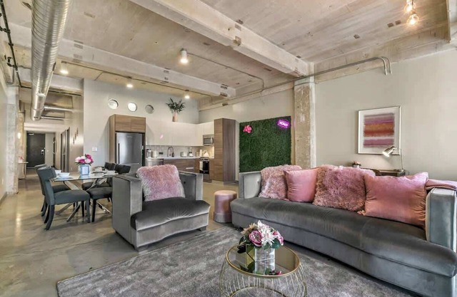Amyfinehouse |Stylish 2BR Loft |Pool+Views+Valet