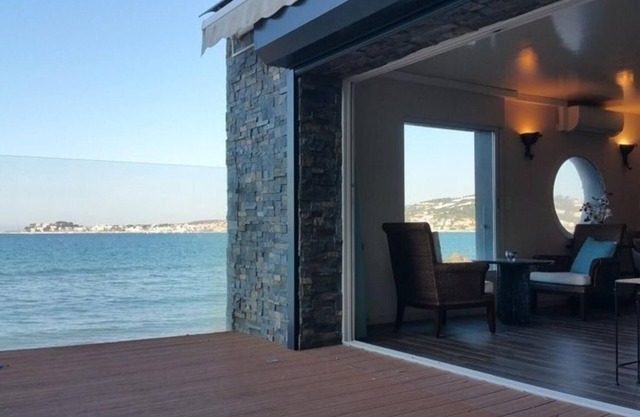 An exceptional location for this waterfront apartment in Sanary