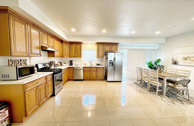 Anaheim convention center, Westminster, Disneyland, little Saigon home sleep 14