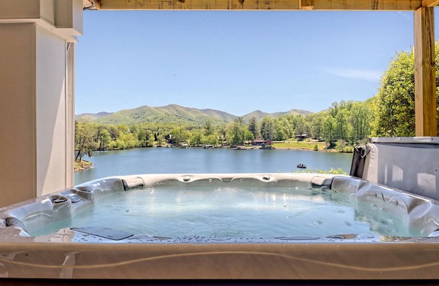 Angels Envy by Chatuge Home Concierge 6 bd 3.5 bath sleeps 14 lakefront, hot tub, game room