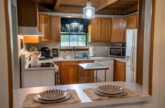 Angler's River Cabin & Guest House w/Private Dock on Little Red River