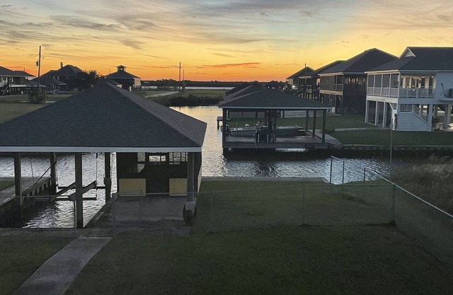 Angler Sunrise.Luxury House on water