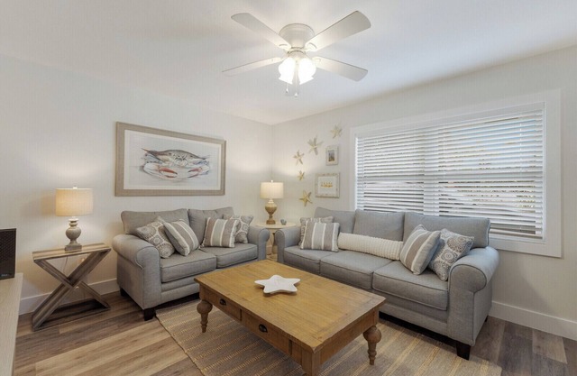 ANNA MARIA Northshore & Pine Ave LOCATION! Northshore Beach Villa