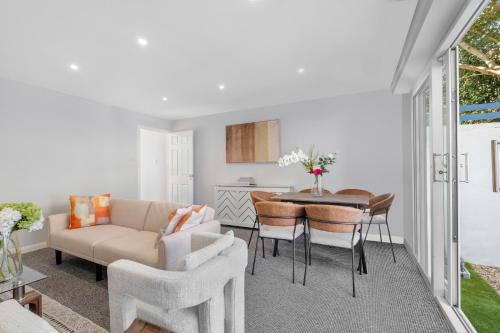 Annika - 7 minutes walk to Victorious, 2 free parking, 3 bedroom house, Sleeps 1- 7 Comfortably, Driveway, Beach inspired Cozy Garden
