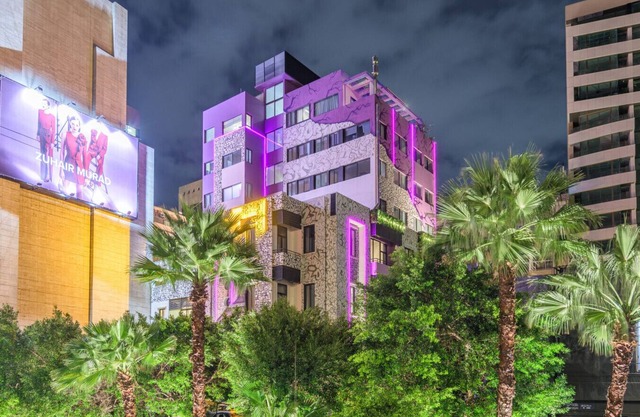 Anoor 204 · Anoor Studio in Gemmayze W/Balcony & 24/7 Power