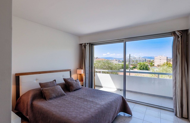 Antibes: Superb air-conditioned T2 200m from the beaches Room with Terrace, closed park