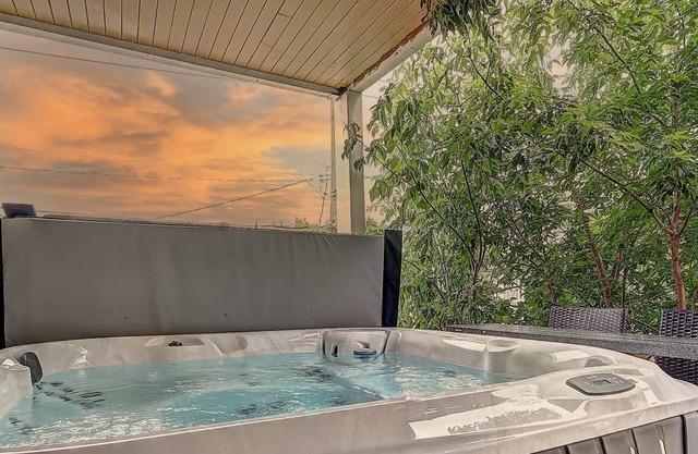 Antique CAT 2 King Bed Hot Tub Free Parking