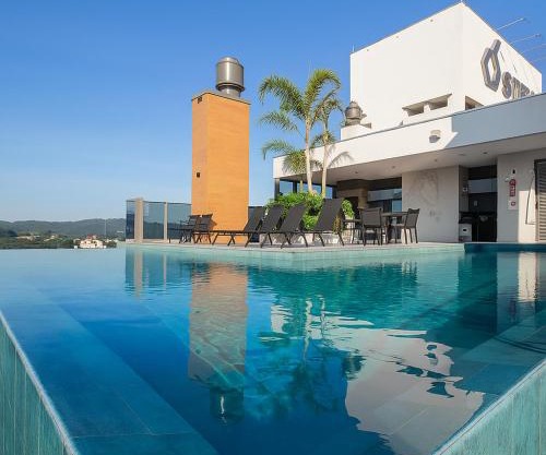 Ap compacto completo a 900m da Oktoberfest com Piscina, academia, Wi-Fi, ar condicionado e garagem privativa