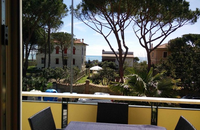 Apartment sleeps 4/5 50 mt from the sea with sea view terrace