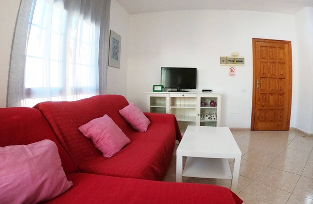 Apartment along beach, sea views, free Wifi and TV ST