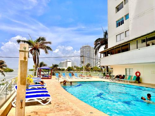 ApartaEstudio piso alto, cerca hotel Hilton y Dan Carton salida al Mar