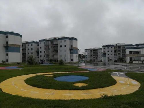 Apartamento cómodo con piscina y vista a la montaña