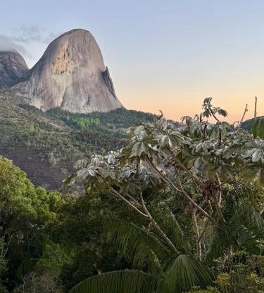 Apartamento com varanda e vista da Pedra Azul