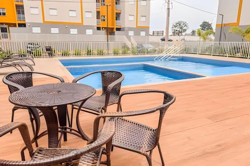 Apartamento com piscina, arcondicionado e vaga